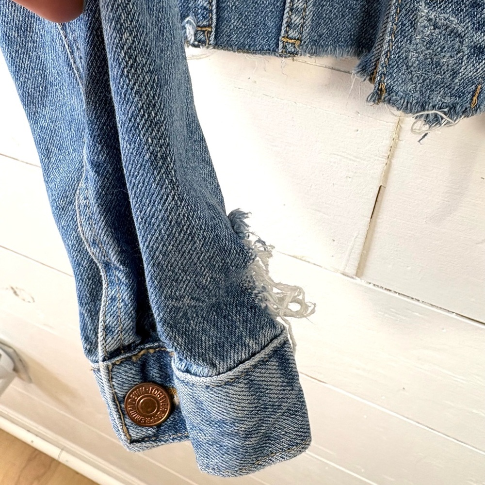 Forever 21 Distressed Cropped Denim Jacket Raw Hem Size S - Picture 3 of 10